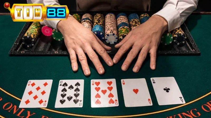 Cả người chơi và dealer đều có quyền rút thêm bài nếu cảm thấy tổng chưa đủ an toàn